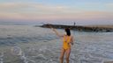【Exposure】Colossal breasts girlfriend walks by the sea wearing yellow bikini